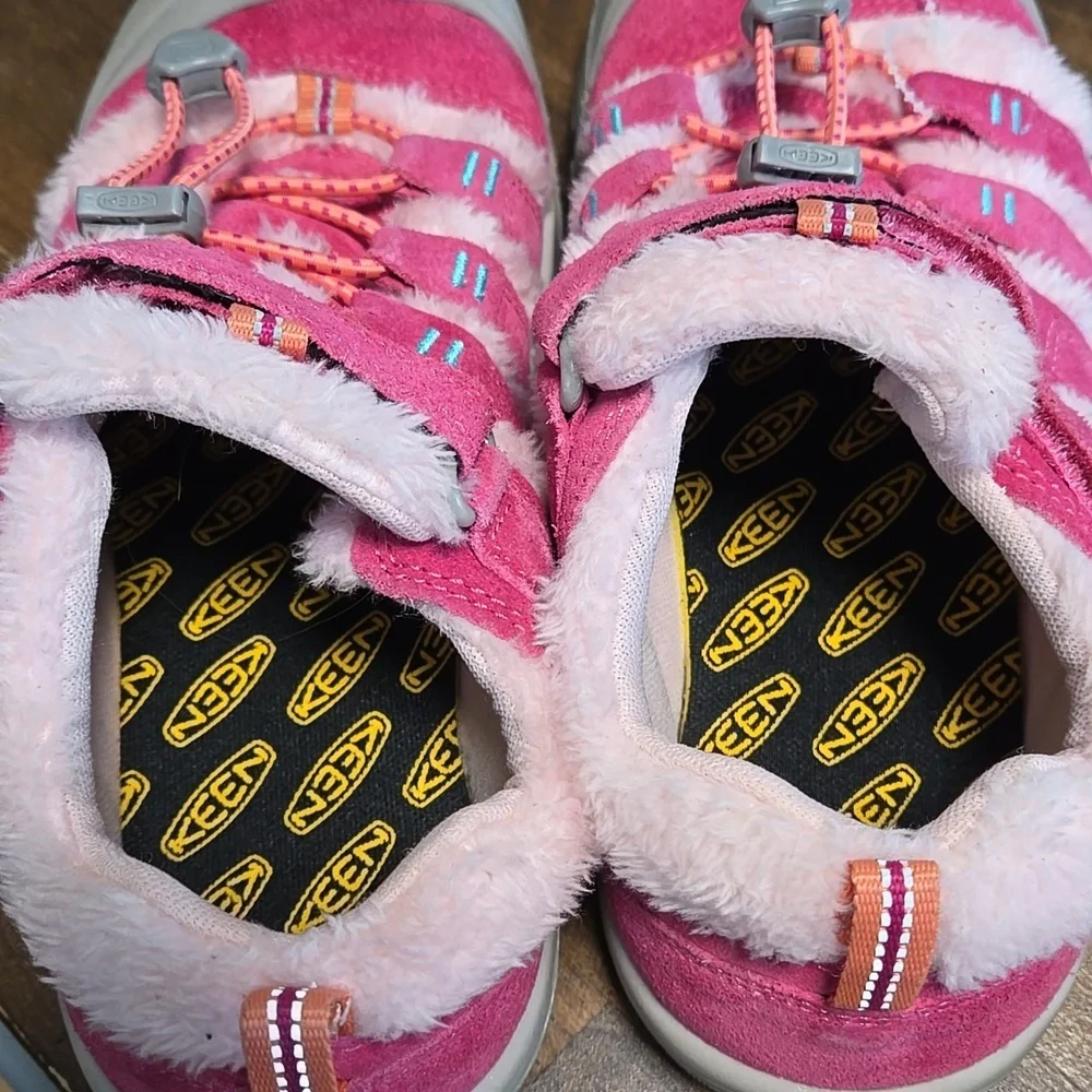 Pink Kids Keens Fruit Dove Ballet New Never Worn Kids Size 4